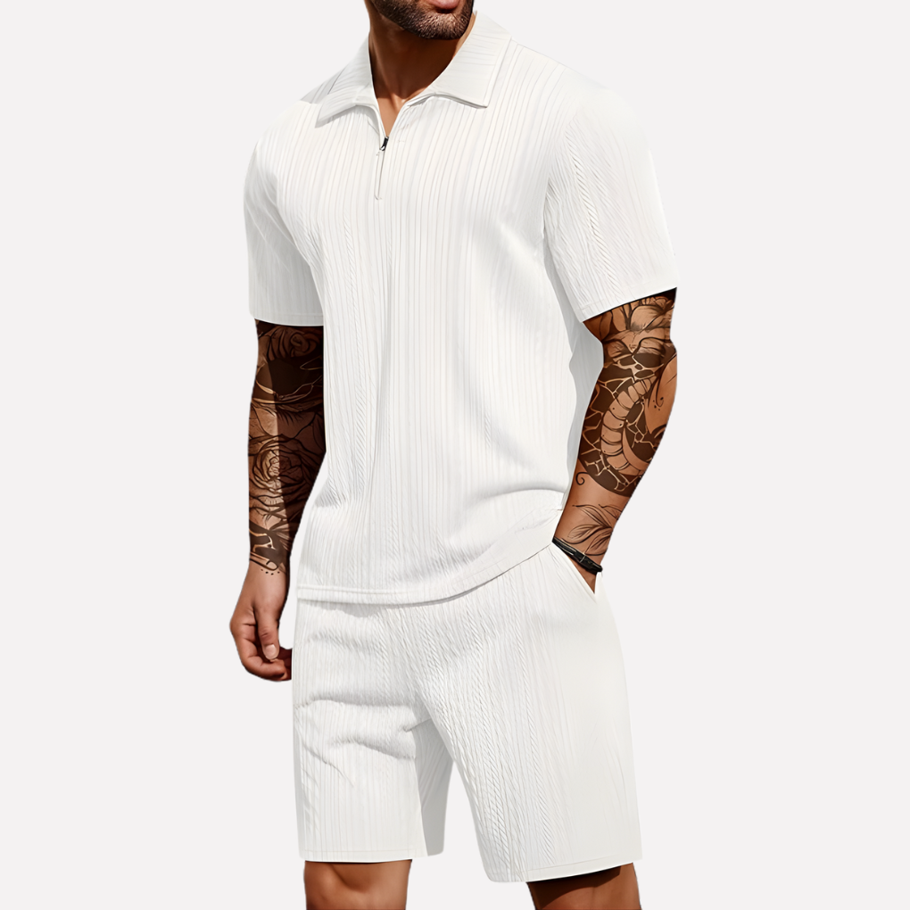 Model draagt comfortabele heren polo & shorts set. Perfect voor casual zomerse momenten en ontspanning.