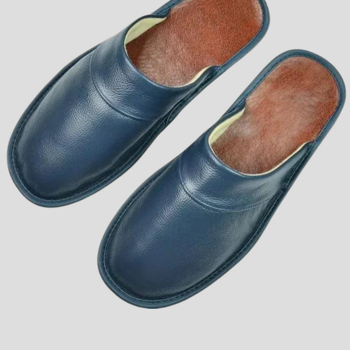 Gemakkelijke instapper herenpantoffels, comfortabel design voor dagelijks thuisgebruik en voetcomfort.