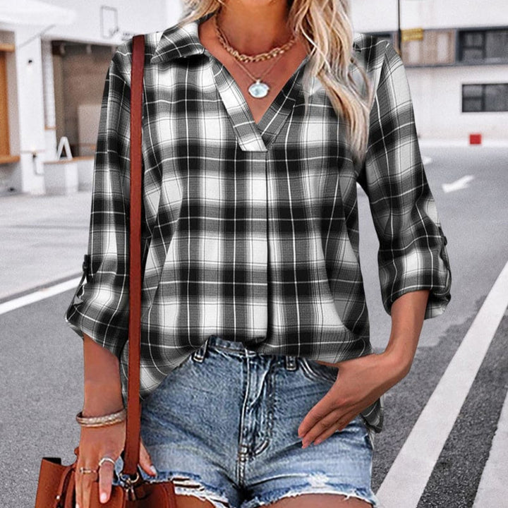 Dames geruite blouse met V-hals en lange mouwen. Een comfortabele en modieuze keuze voor lente of herfst.
