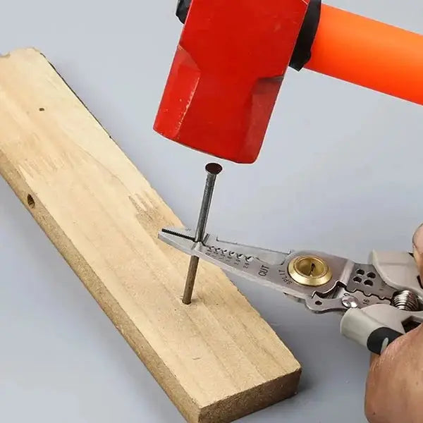 Detail van de multifunctionele Voltix kabelstripper, toont strippen, snijden, krimpen functies voor klussen.