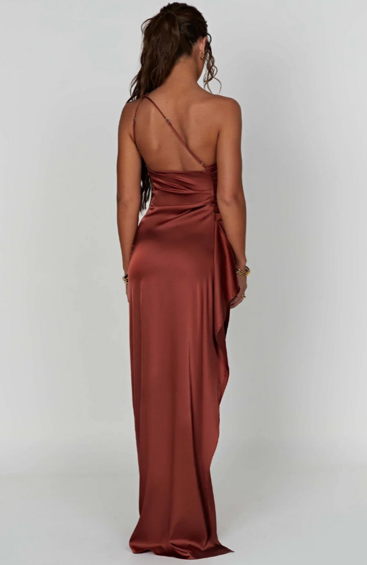 Chique dames avondjurk met elegante one-shoulder, geplooid satijn en een verleidelijke split.