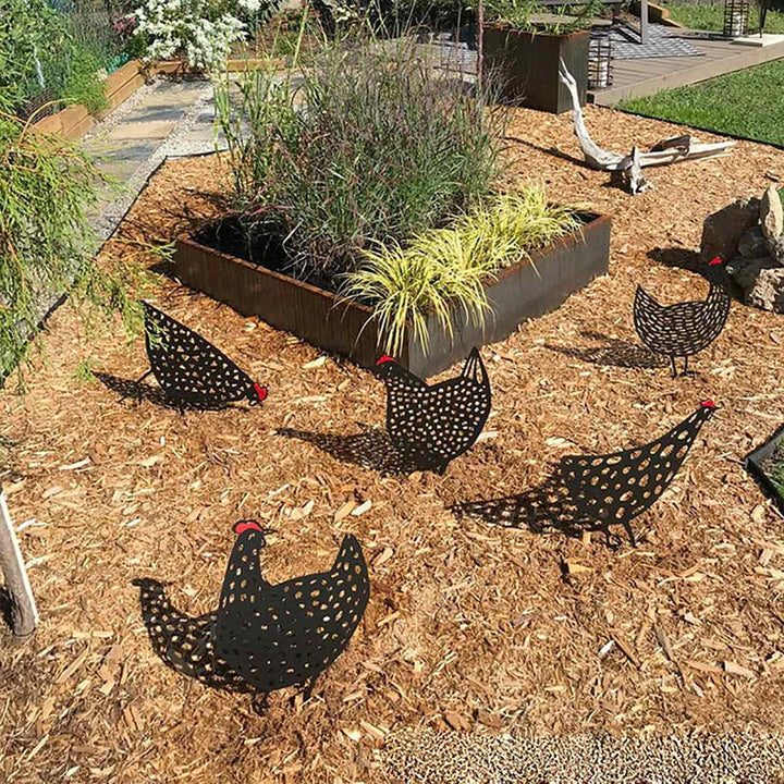 Charmante kip tuinsteker van zwart acryl, een duurzaam tuinornament voor buitendecoratie in elke tuin.