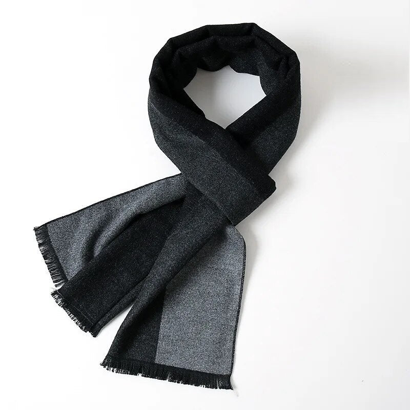 Modieuze heren sjaal: luxe kasjmier met elegant ruitpatroon, voor een stijlvolle look.