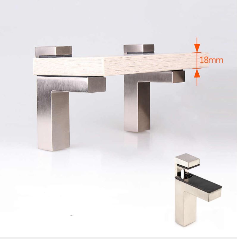 Praktische verstelbare metalen klem voor keukenplanken; organiseer je kruiden met deze functionele plankdrager.