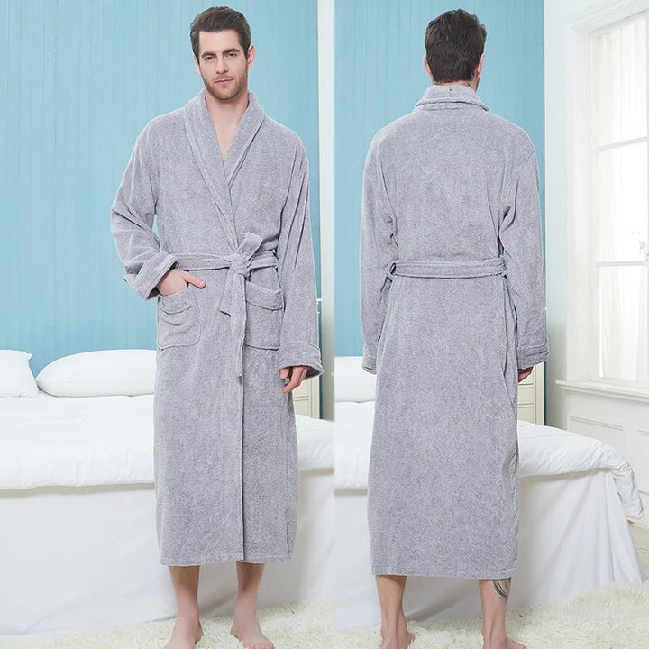 Comfortabele extra lange fleece badjas voor heren, hangend klaar voor een ontspannen dag.