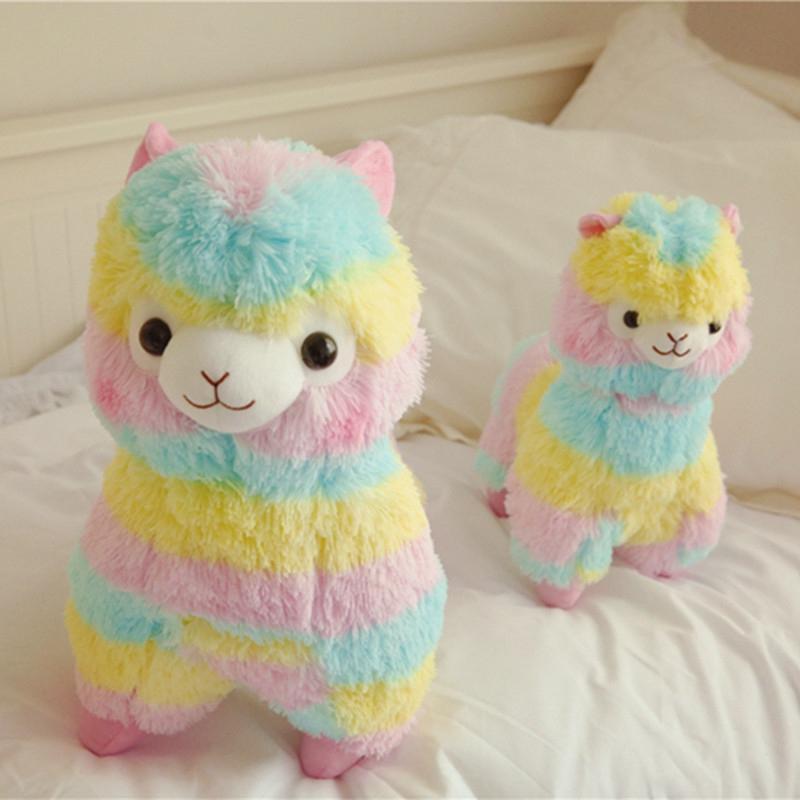 Schattige regenboog-alpaca knuffel, het perfecte zachte pluche cadeau voor een baby of peuter.