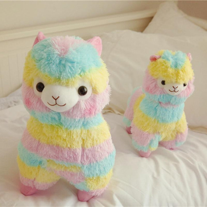 Schattige regenboog-alpaca knuffel, het perfecte zachte pluche cadeau voor een baby of peuter.