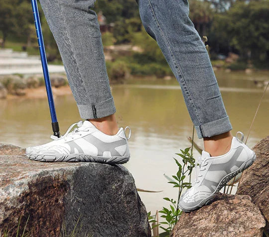 Close-up van ademende stof en ergonomische zool van uniseks orthopedische barefoot sneakers voor outdoor comfort.