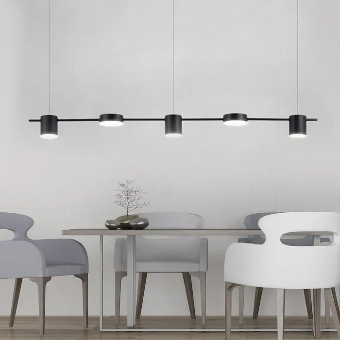 Detailopname: gouden en zwarte AuraDrum design hanglamp, hoogwaardige aluminium constructie.