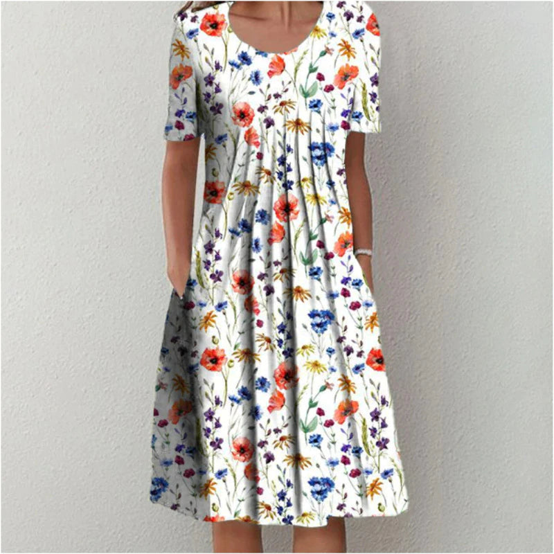 Dames zomerjurk met vrolijke bloemenprint, V-hals en praktische zakken. Ideaal voor casual draagcomfort.