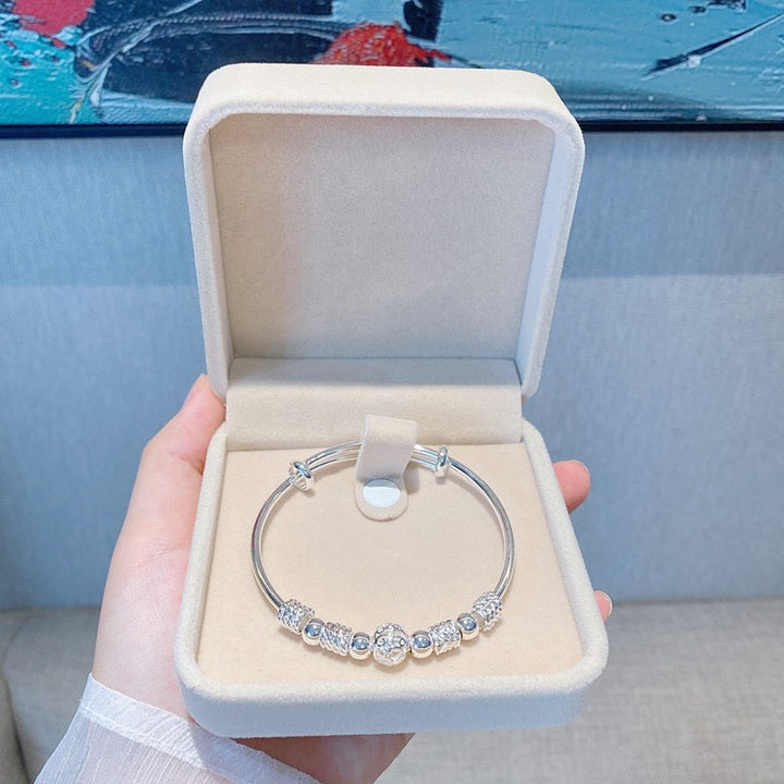 Mooie damesarmband met elegante zilveren gelukskralen. Een tijdloos en modieus accessoire voor vrouwen.