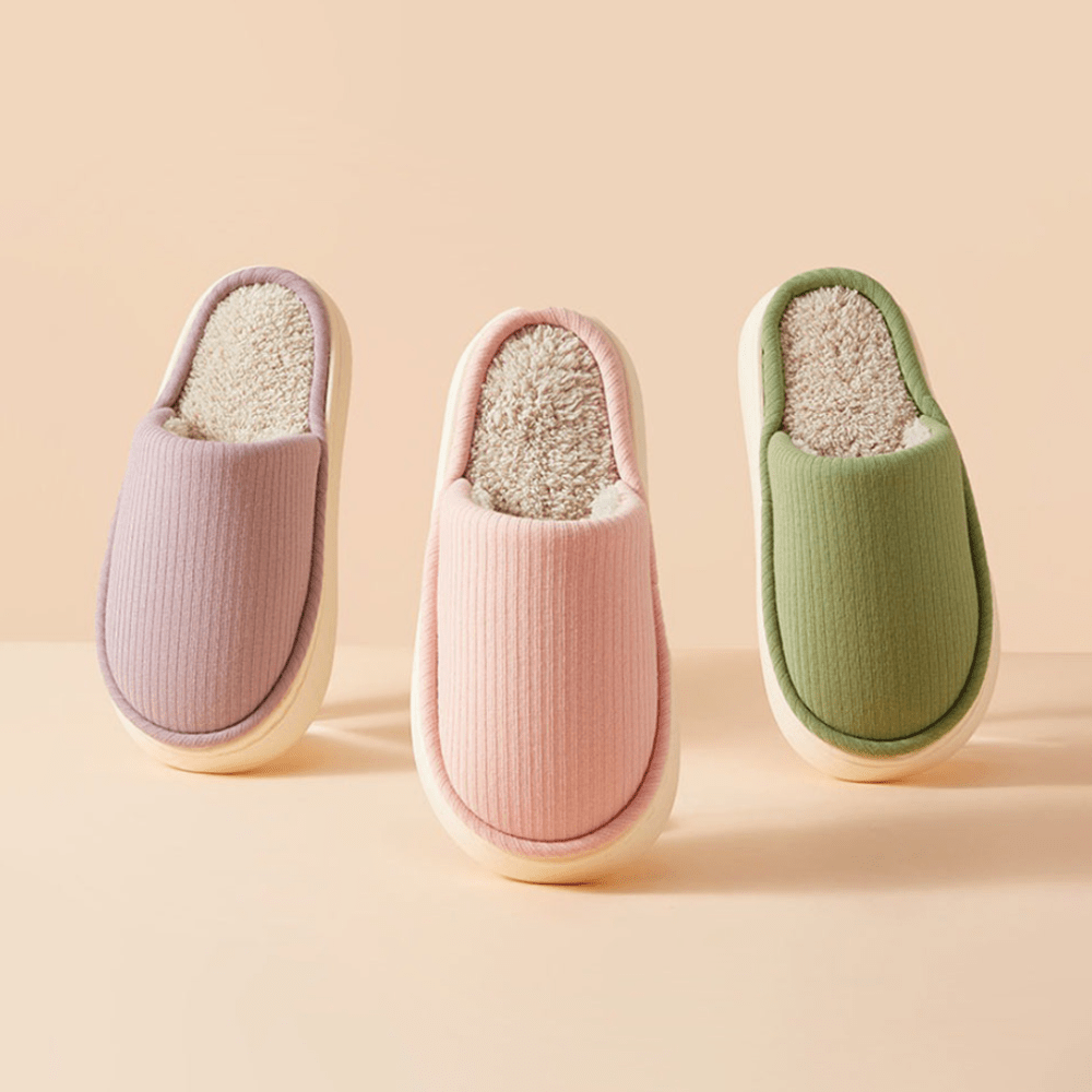Comfortabele dames cloud pantoffels met antislipzool, perfect voor warme voeten in de winter of herfst.