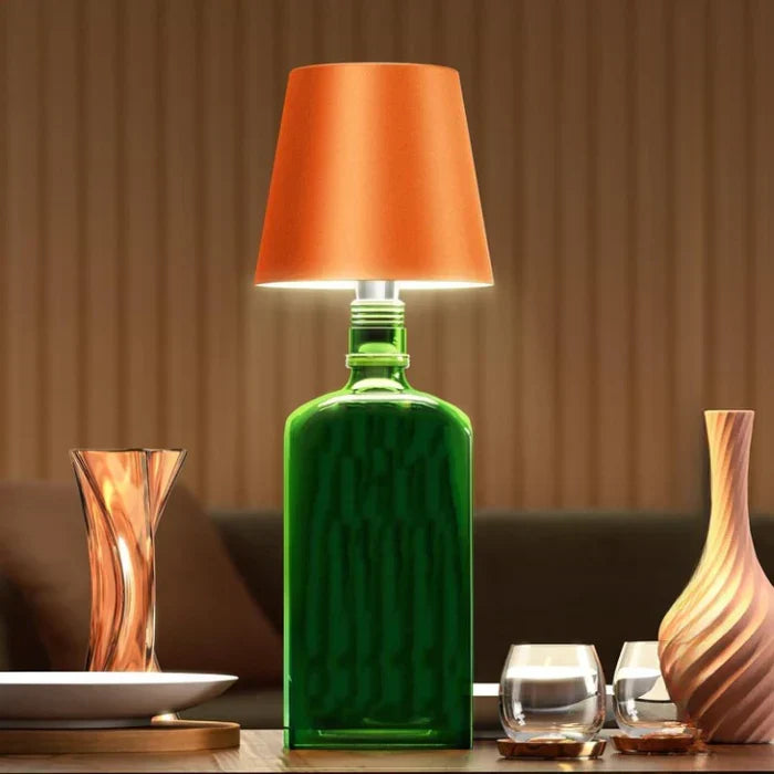 Stijlvolle RGBIC LED fleslamp, verlichtend een moderne woonkamer.