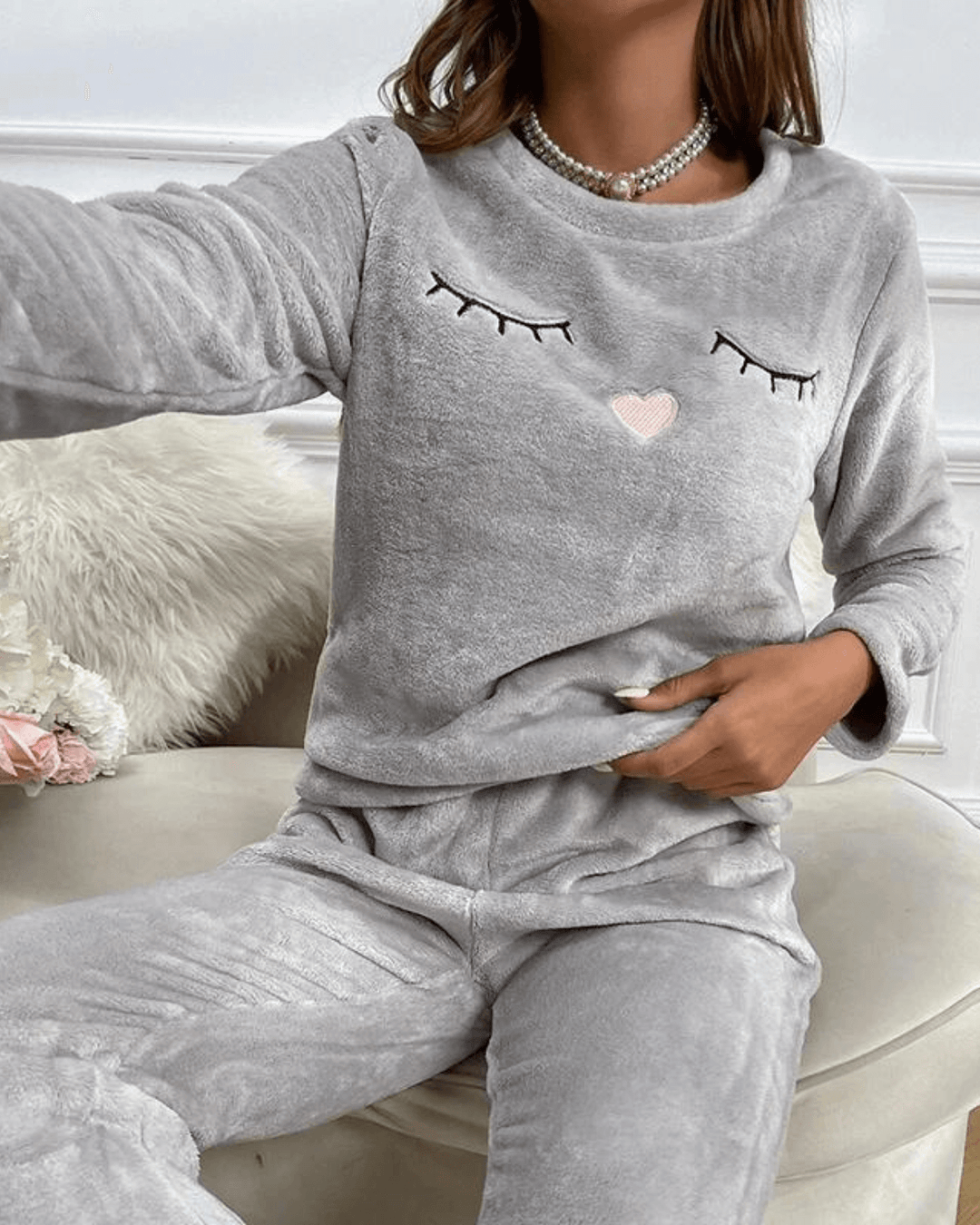 Luxe damespyjamaset, warm en zacht, voor ultiem comfort tijdens koude winteravonden en loungen.