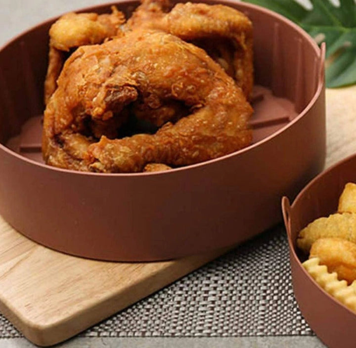 Vaatwasmachinebestendig siliconen bakje; essentieel voor een schone airfryer en moeiteloos koken.
