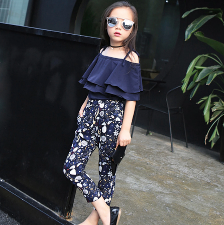 Complete meisjes marine stijl zomer outfit. Perfecte kinderkleding set voor speelse lentemiddagen en warme zomerdagen.