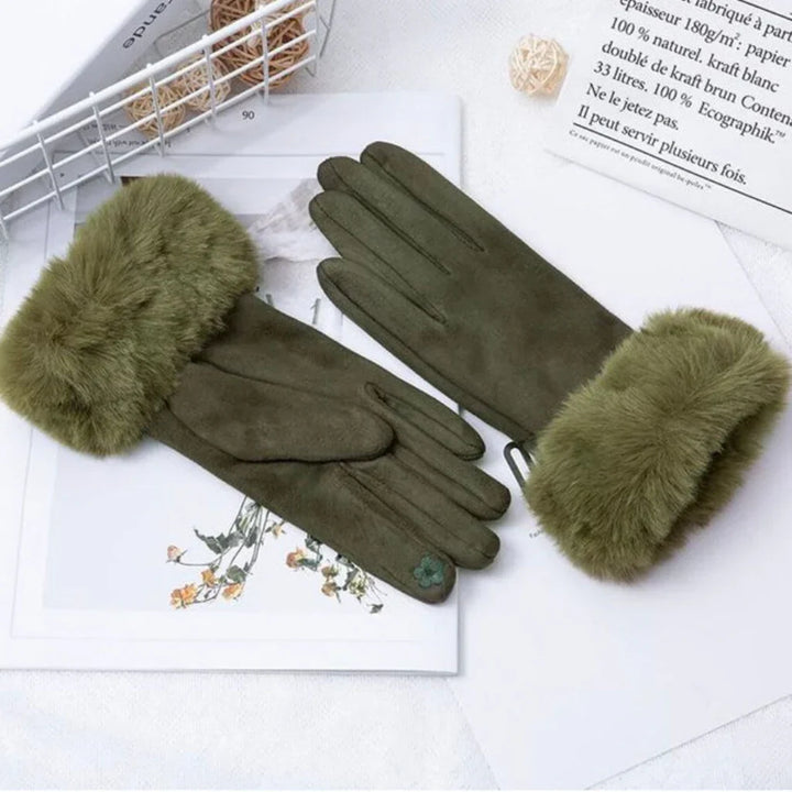 Modeaccessoire: elegante suède handschoenen met zacht imitatiebont voor de winter.