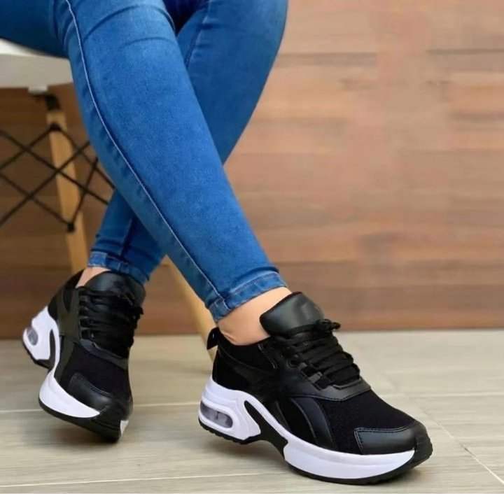 Elegante zwarte dames sneakers, modern en casual. Ideale comfortabele schoenen voor diverse gelegenheden.
