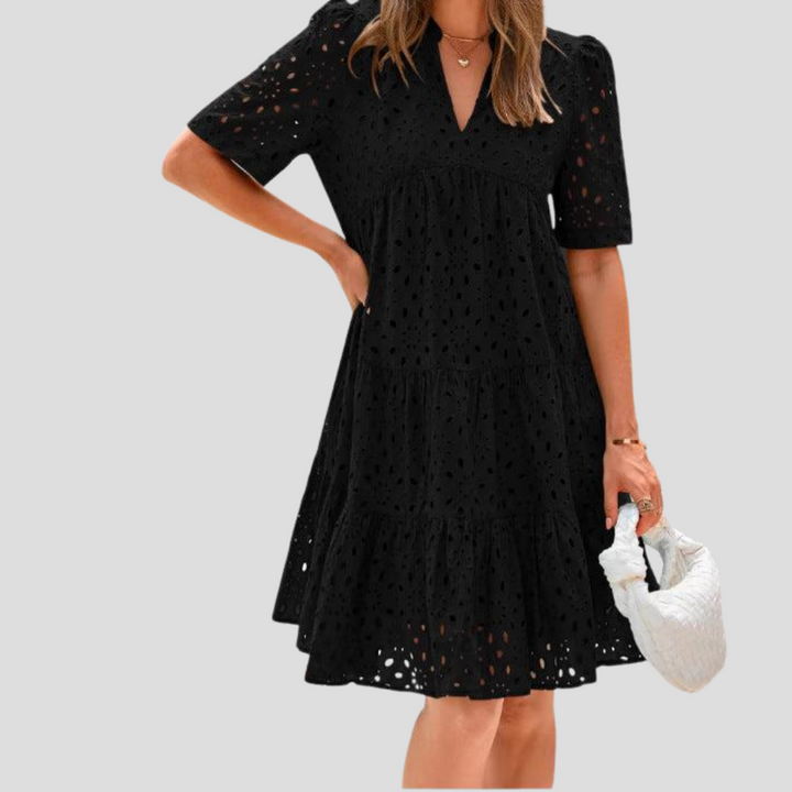 Casual gehaakte zomerjurk voor dames, gecombineerd met strandaccessoires. Stijlvol en veelzijdig voor elke dag.