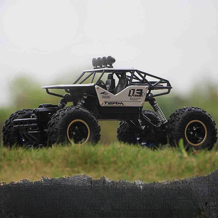 Dynamische shot van de RC monstertruck in actie, springend over een hobbel op ruig terrein.