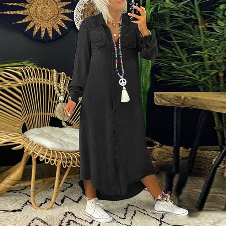 Model draagt trendy dames jurk lange mouwen, losvallend en comfortabel. Geschikt voor diverse gelegenheden.