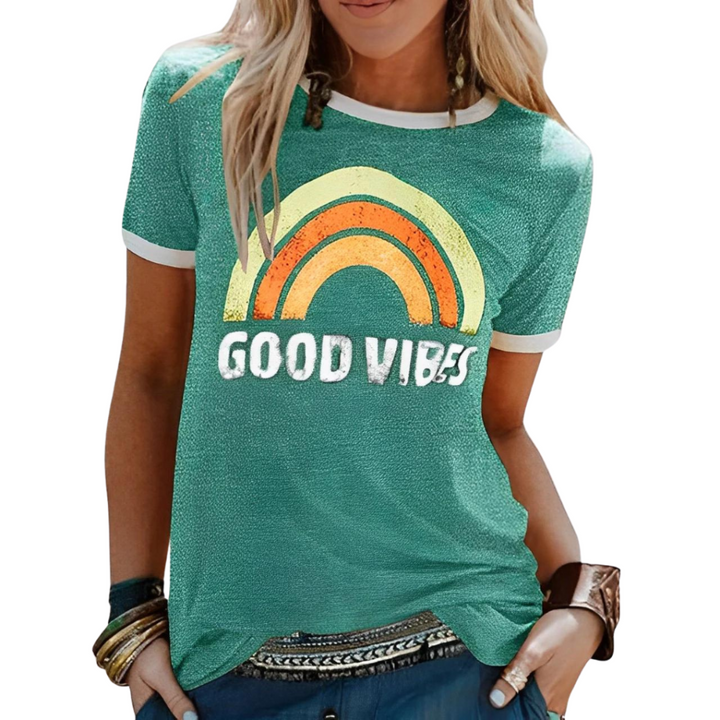 Close-up: Zacht dames 'Good Vibes' t-shirt met kleurrijke letterprint. Een comfortabele basic voor elke dag.