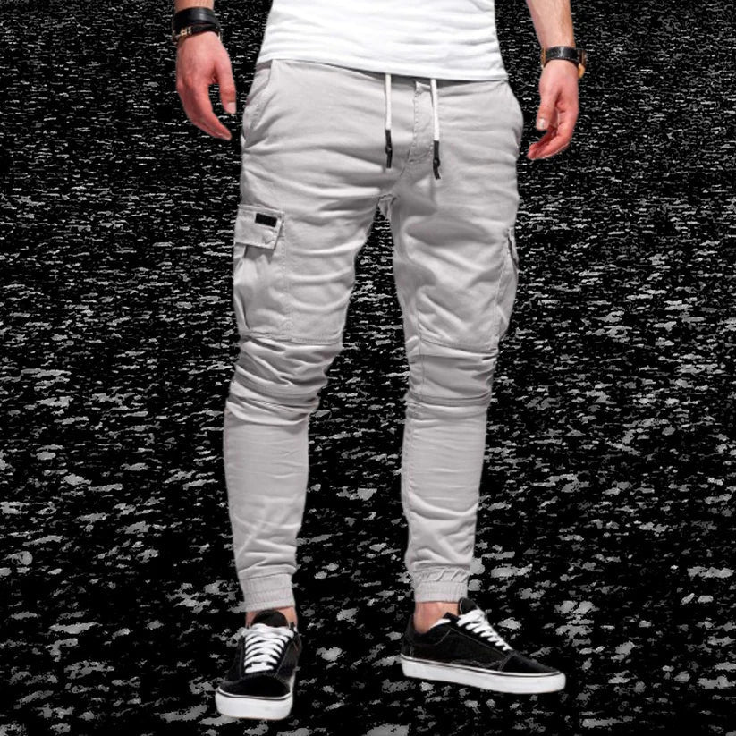 Achteraanzicht van multifunctionele heren cargobroek met losse pasvorm en ruime zakken voor streetwear.
