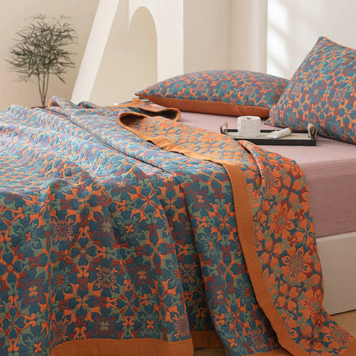 TerraLoom quilt: zeslaags katoenen dekbed met dynamisch oranje & blauw design. Perfect voor huisdecoratie.