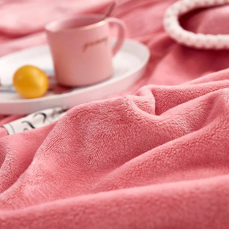 Comfortabele roze woondeken van flanel fleece. Brengt warmte en stijl aan elke ruimte, ideaal voor interieurdecoratie.