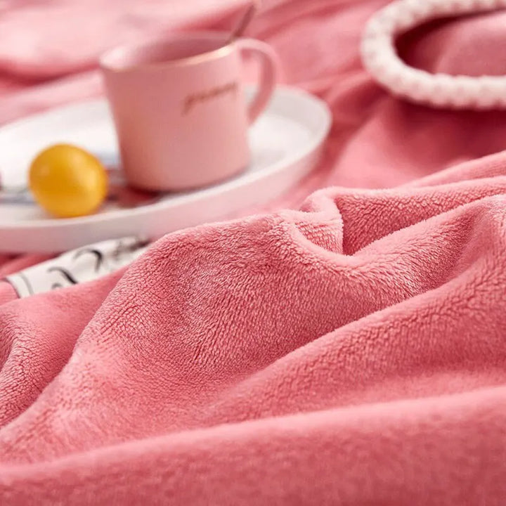 Comfortabele roze woondeken van flanel fleece. Brengt warmte en stijl aan elke ruimte, ideaal voor interieurdecoratie.