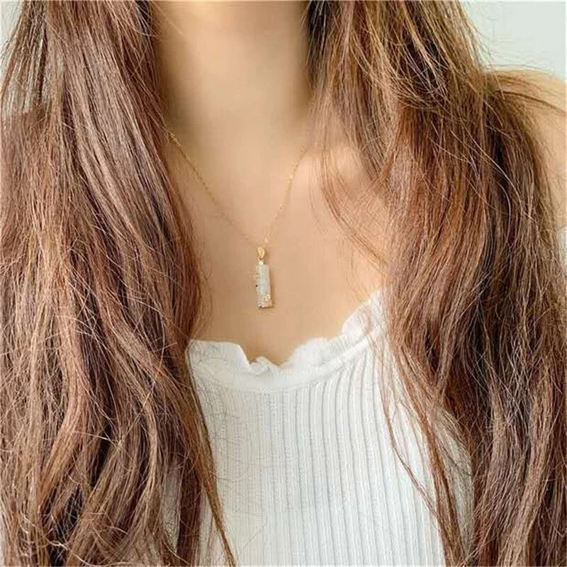 Elegante damesketting met een glanzende jade amulet. Een prachtig edelsteen sieraad dat rijkdom uitstraalt.