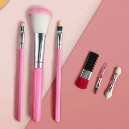 Overzicht van diverse levendige kleuren kindermake-up in de schminkset; stimuleert creativiteit.