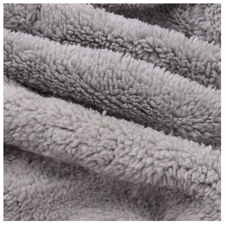 Zwarte dames muts sjaal van pluche, ideaal accessoire voor behaaglijke warmte en comfort in de winter.