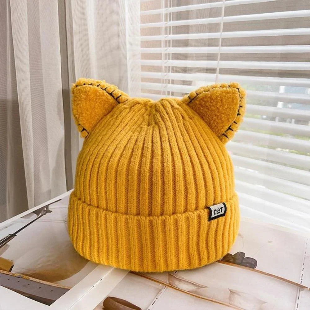 Speelse PurrWarm gebreide wintermuts met kattenoren, biedt warmte en een unieke stijl voor winteravonturen.