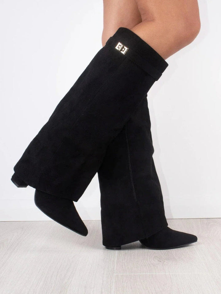 Dames hoge laarzen, elegant zwart design met smalle schacht. Stijlvolle schoenen voor winter en herfst.
