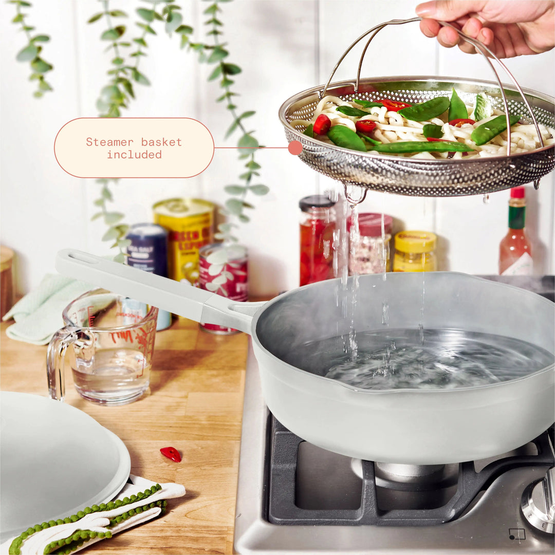 Duurzame aluminium kookpan met antiaanbaklaag, ideaal voor gezond koken op inductie en andere warmtebronnen.