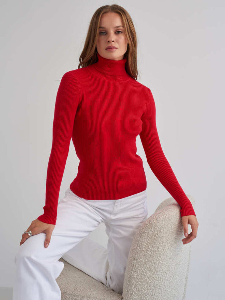 Klassieke beige dames trui met hoge hals, comfortabel en modieus voor koude dagen.