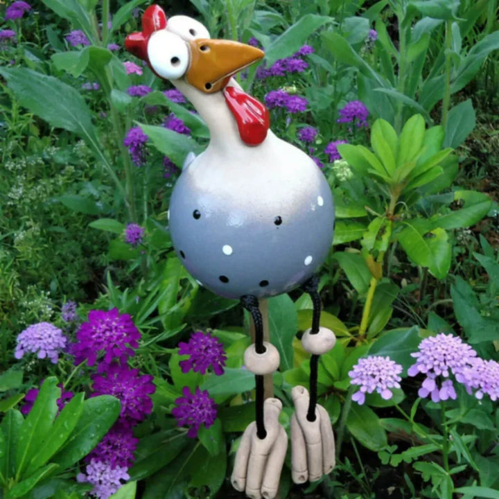 Leuke tuinkippen decoratie voor het buitenleven, een speelse en vrolijke weerbestendige tuinaccessoire.