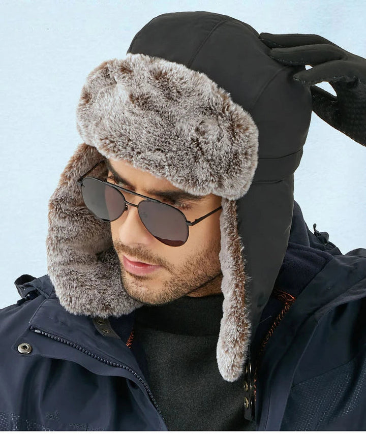 Duurzame wind- & waterdichte zwarte muts voor actieve wintersport.