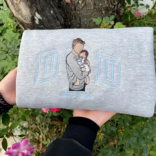 Stijlvolle heren kleding: gepersonaliseerde hoodie met een verfijnd geborduurd foto ontwerp.