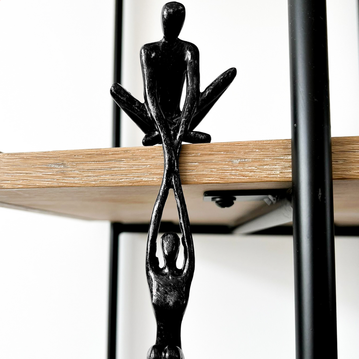 Elegant decoratiebeeld van twee abstracte figuren, symboliseert liefde en verbondenheid. Tijdloos interieurkunstwerk voor thuis.