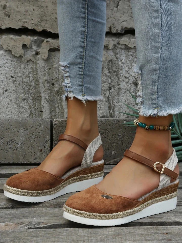 Zwarte comfortabele damessandalen, orthopedisch ontworpen voor dagelijks gebruik, trendy look en ondersteuning.