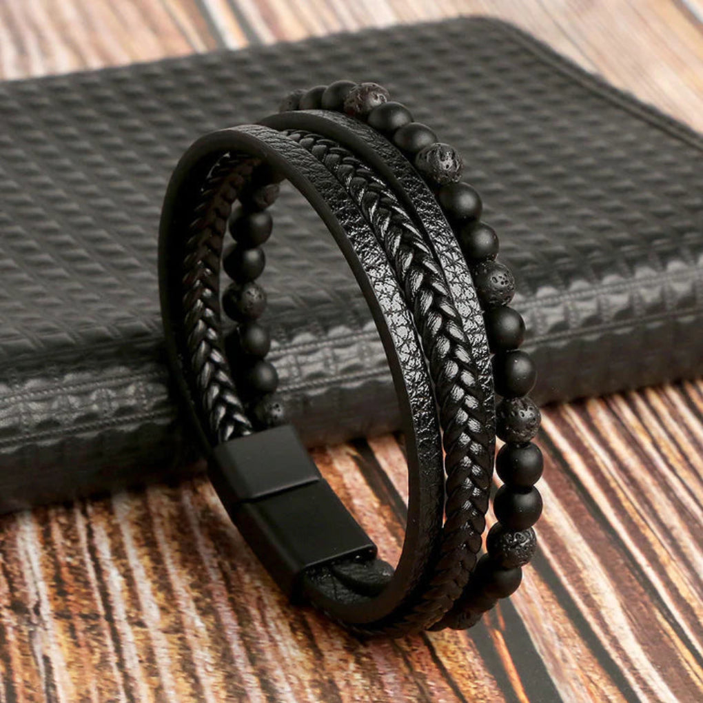 Stoere herenarmband van gelaagd leer en natuurstenen kralen, ideaal voor een punk of casual look. Zinklegering sluiting.