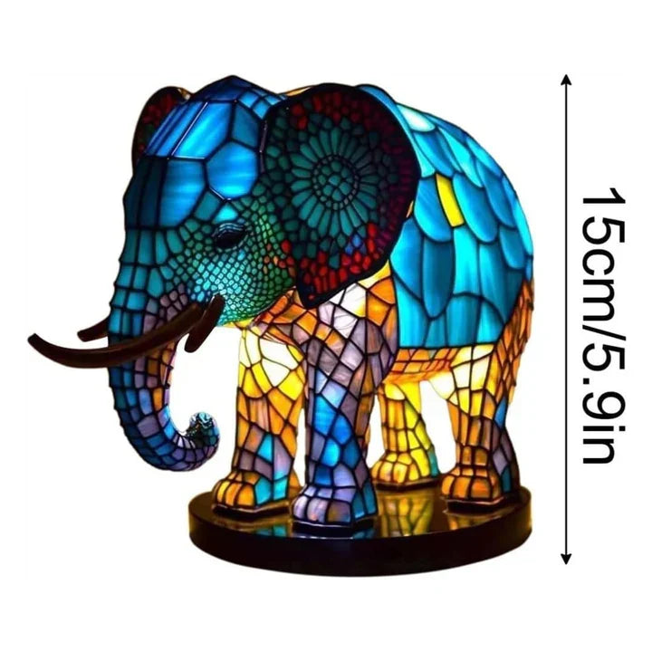 Olifantenlamp in gebruik, toont zijn functie als sfeerverlichting en handgemaakte interieur decoratie.