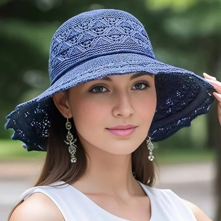 Elegante dames zonnehoed met brede rand voor optimale UV-bescherming. Perfect voor strand en zomer. Ademend non-woven.