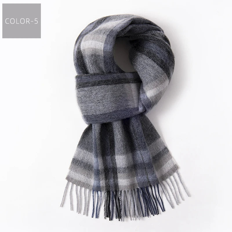 Trendy geruite herensjaal, een warm en stijlvol winteraccessoire voor modebewuste mannen.