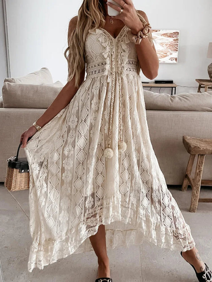 Veelzijdige Bohemian maxi jurk met kanten accenten en flair mouwen, geschikt als elegante feestjurk of casual zomerjurk.