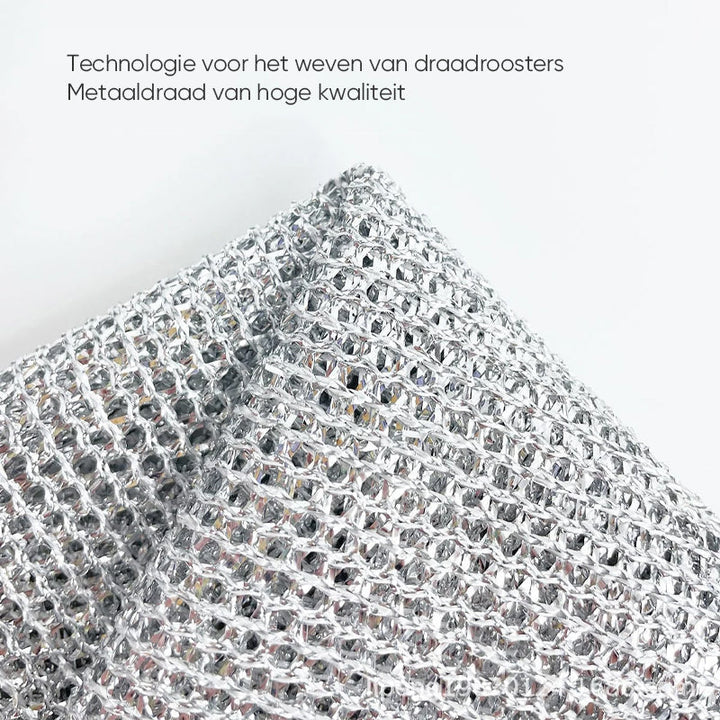 Een vochtig vaatdoekje, klaar om te schrobben en te reinigen, voor een vlekkeloos resultaat.