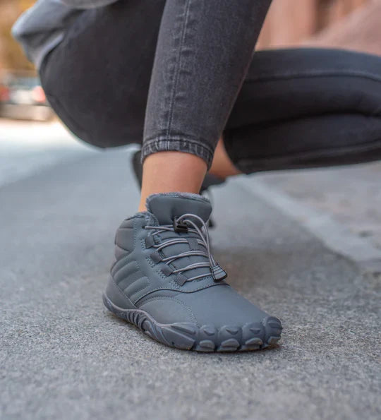 Close-up van de antislipzool van de orthopedische barefoot schoenen, voor optimale grip in de winter.