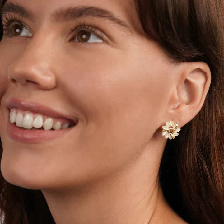 Vergulde opaalbloem oorknopjes, dames sieraden. Uniek bloemdesign met sprankelende opaal.